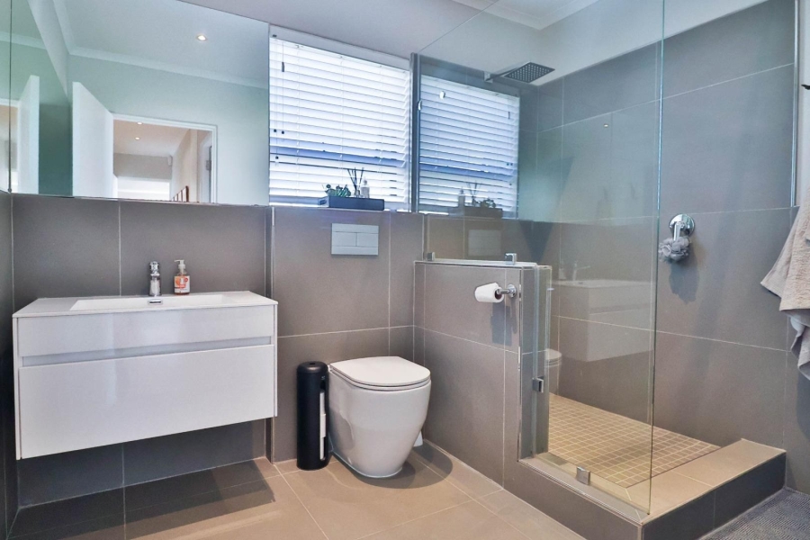 5 Bedroom Property for Sale in De Kelders Western Cape